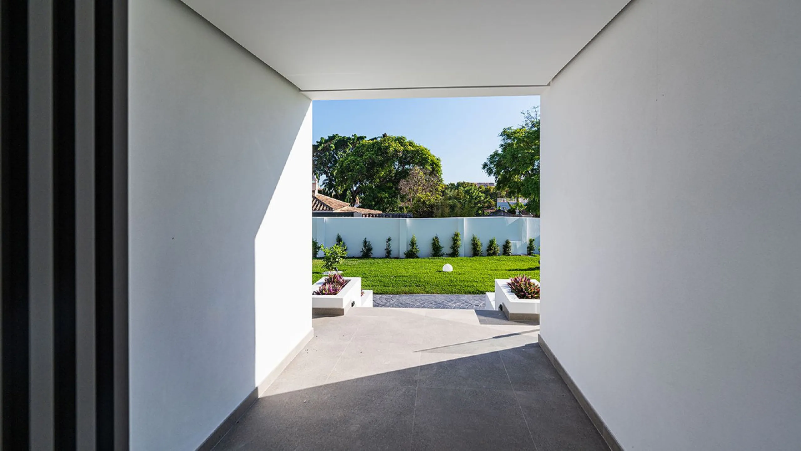 Modern, brand-new luxury villa in the heart of Marbella, located in the exclusive residential area of ​​La Merced.