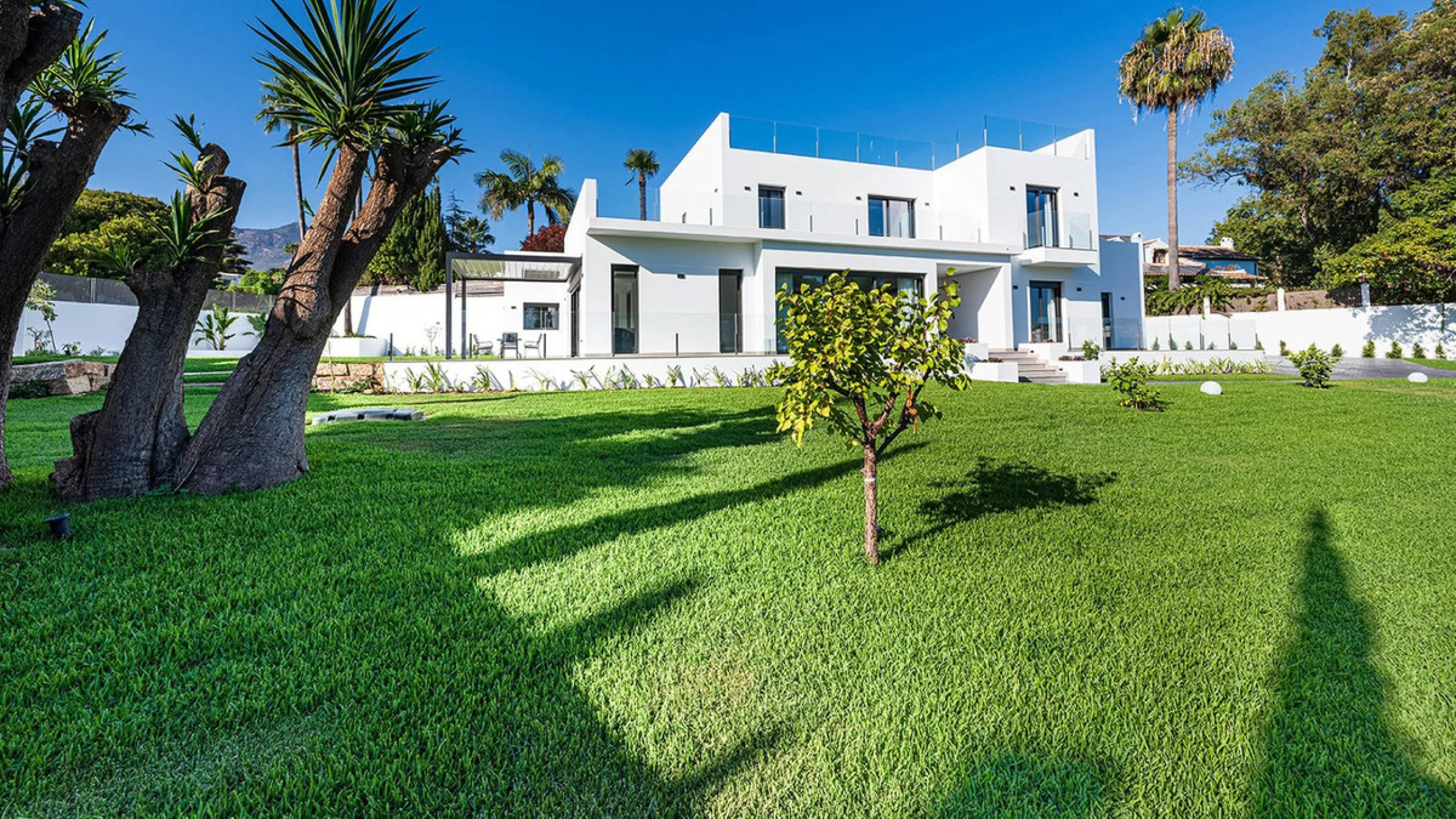 Modern, brand-new luxury villa in the heart of Marbella, located in the exclusive residential area of ​​La Merced.