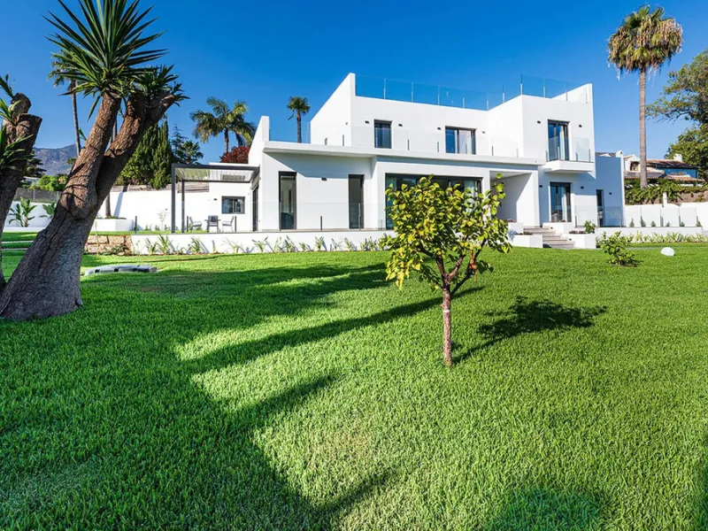 Modern, brand-new luxury villa in the heart of Marbella, located in the exclusive residential area of ​​La Merced.