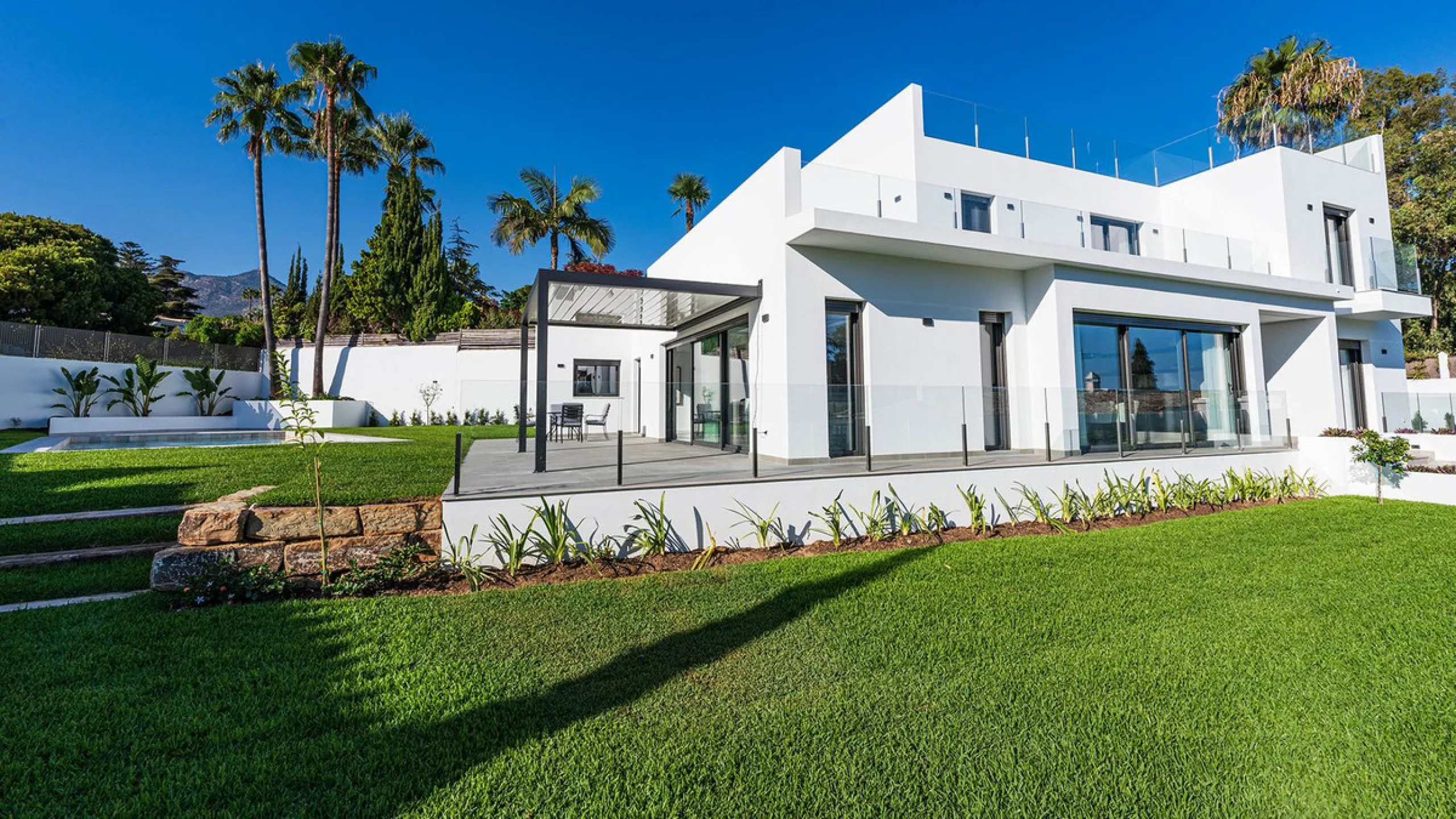 Modern, brand-new luxury villa in the heart of Marbella, located in the exclusive residential area of ​​La Merced.