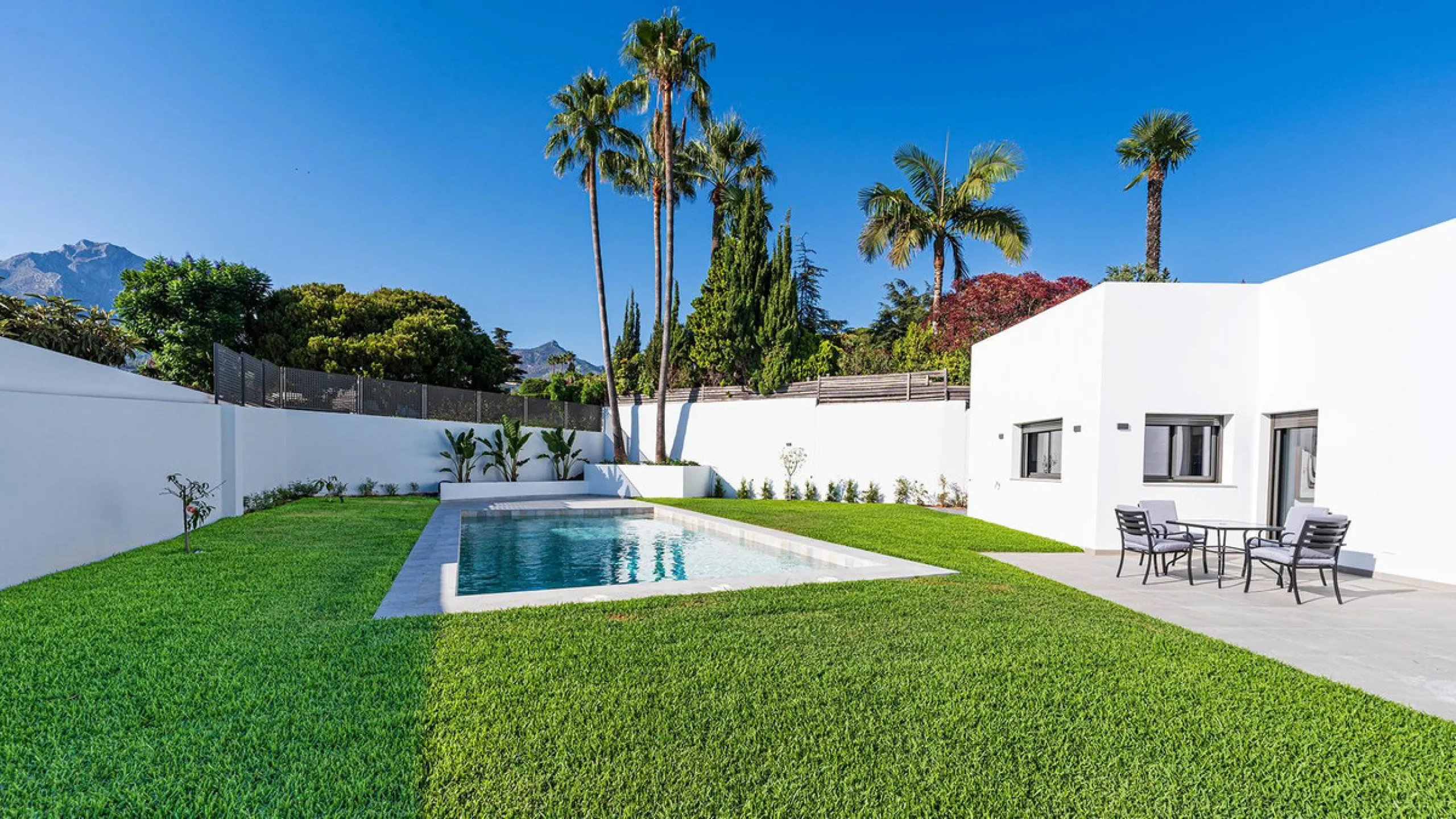 Modern, brand-new luxury villa in the heart of Marbella, located in the exclusive residential area of ​​La Merced.