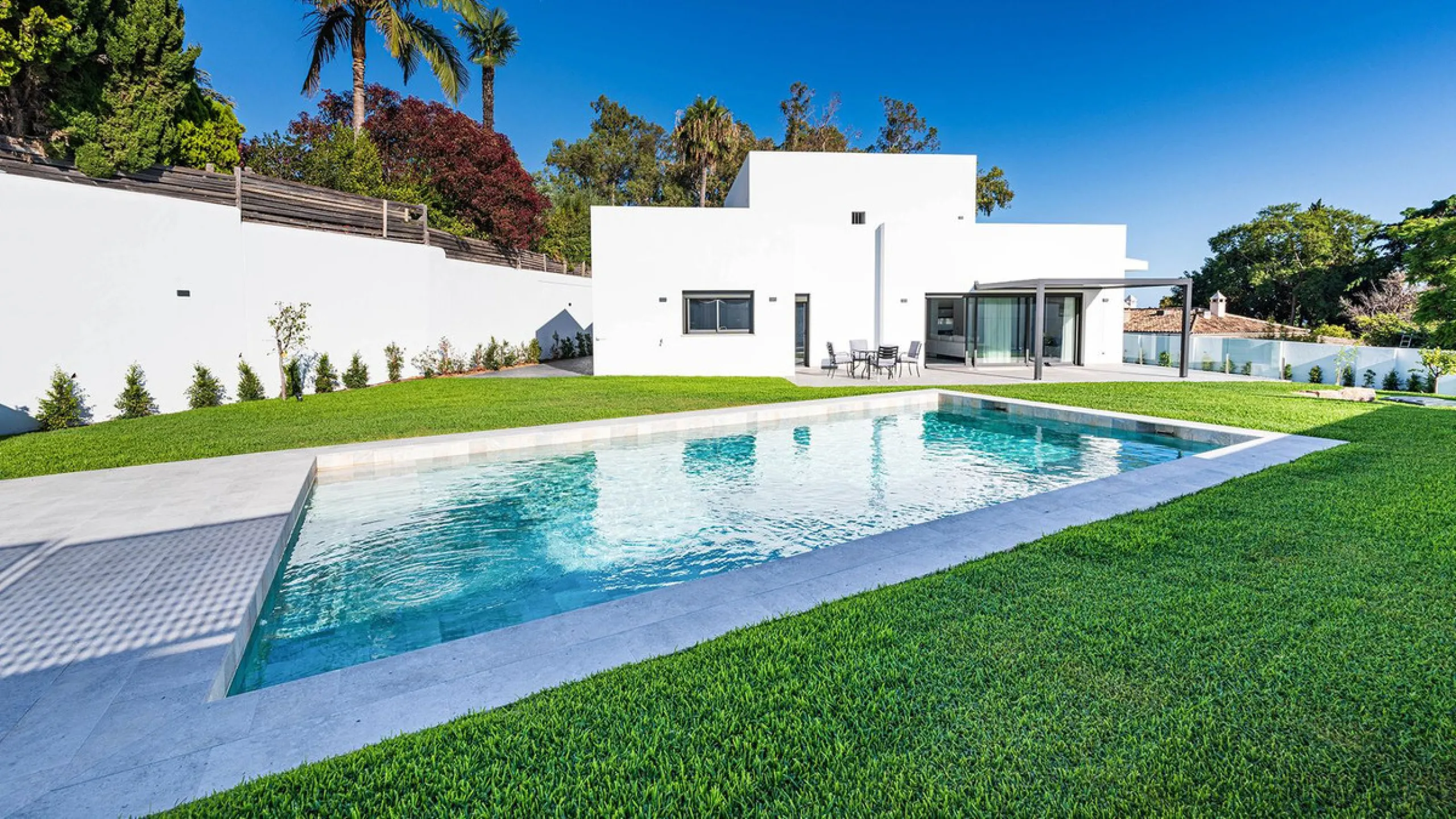 Modern, brand-new luxury villa in the heart of Marbella, located in the exclusive residential area of ​​La Merced.