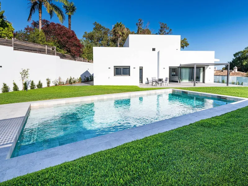 Modern, brand-new luxury villa in the heart of Marbella, located in the exclusive residential area of ​​La Merced.