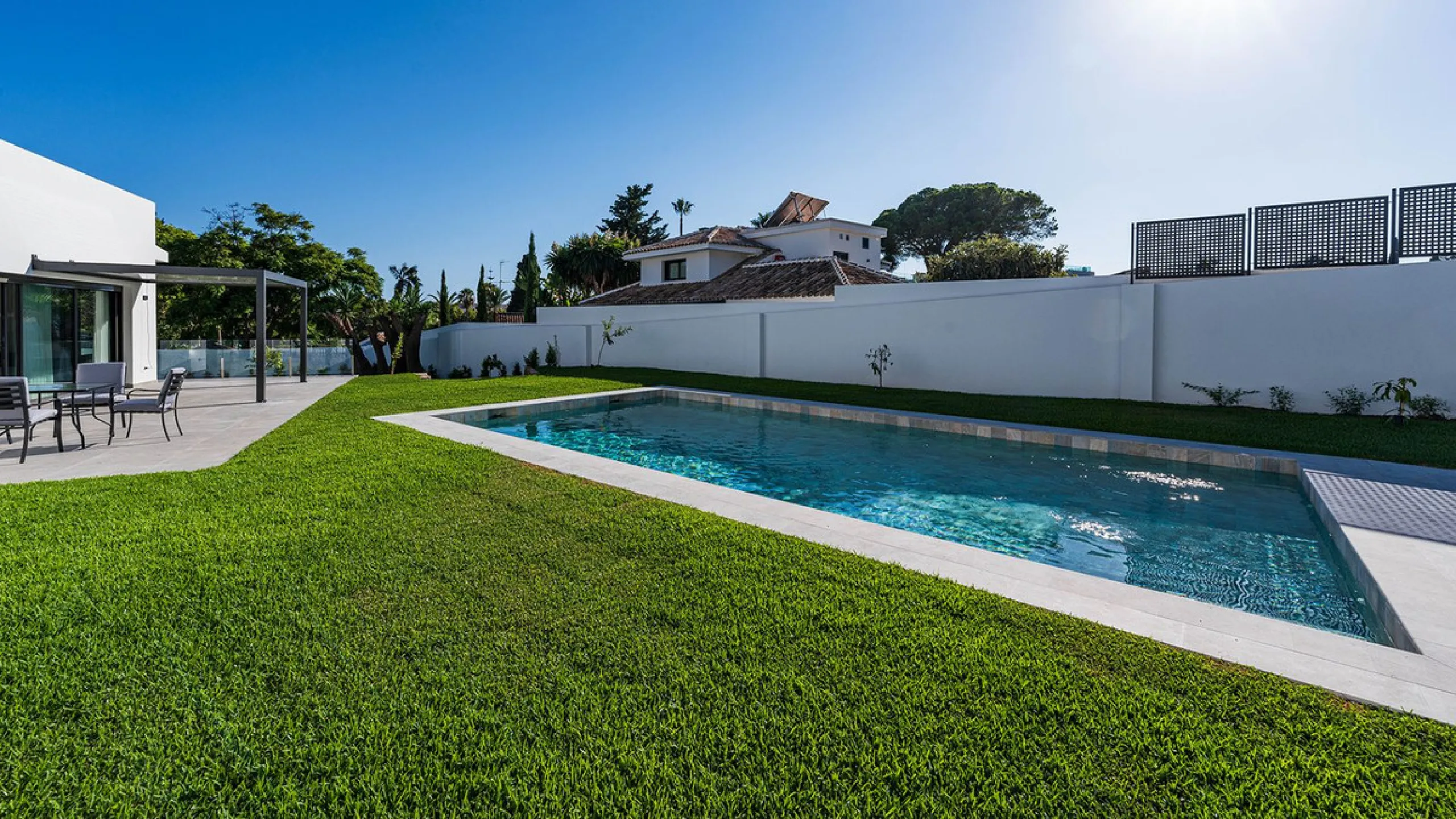 Modern, brand-new luxury villa in the heart of Marbella, located in the exclusive residential area of ​​La Merced.