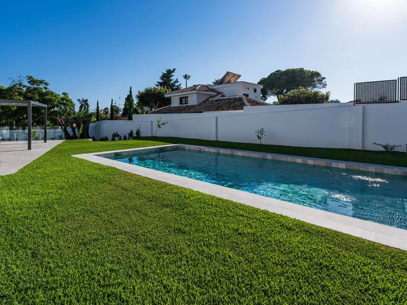Modern, brand-new luxury villa in the heart of Marbella, located in the exclusive residential area of ​​La Merced.
