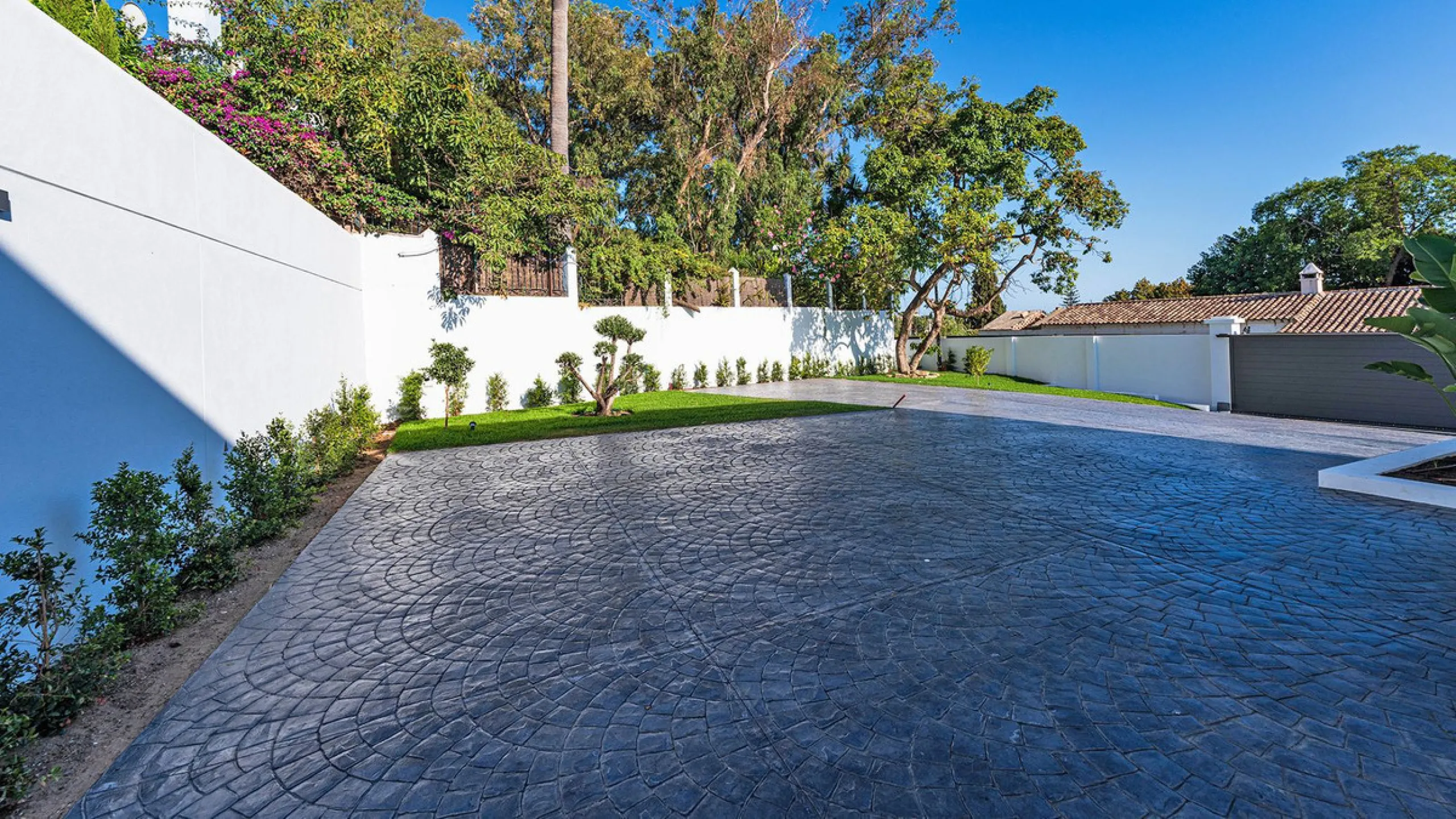 Modern, brand-new luxury villa in the heart of Marbella, located in the exclusive residential area of ​​La Merced.