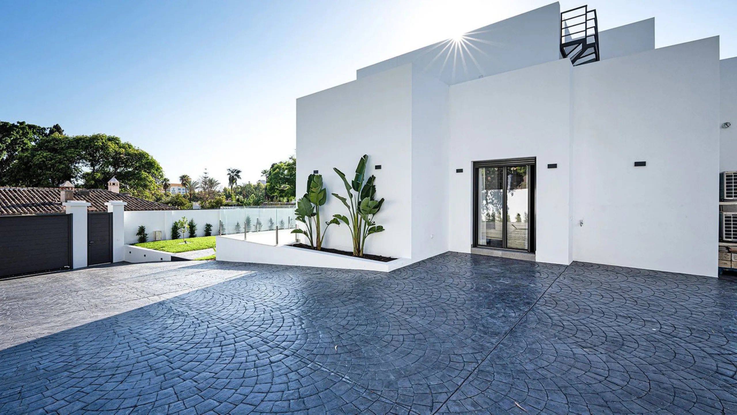 Modern, brand-new luxury villa in the heart of Marbella, located in the exclusive residential area of ​​La Merced.