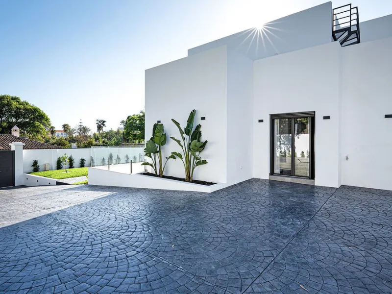 Modern, brand-new luxury villa in the heart of Marbella, located in the exclusive residential area of ​​La Merced.