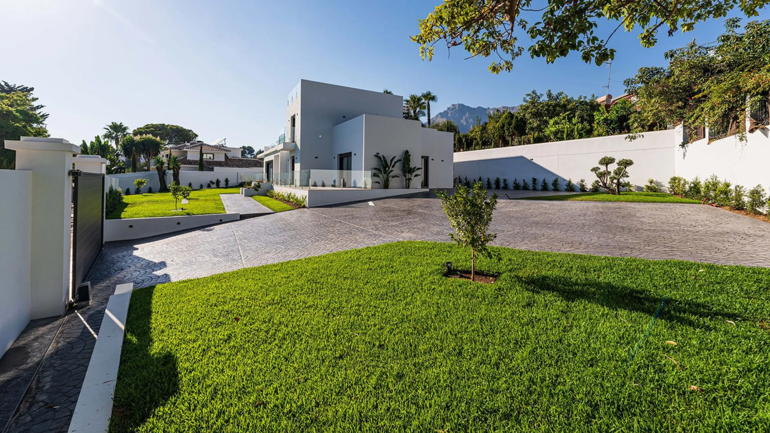 Modern, brand-new luxury villa in the heart of Marbella, located in the exclusive residential area of ​​La Merced.