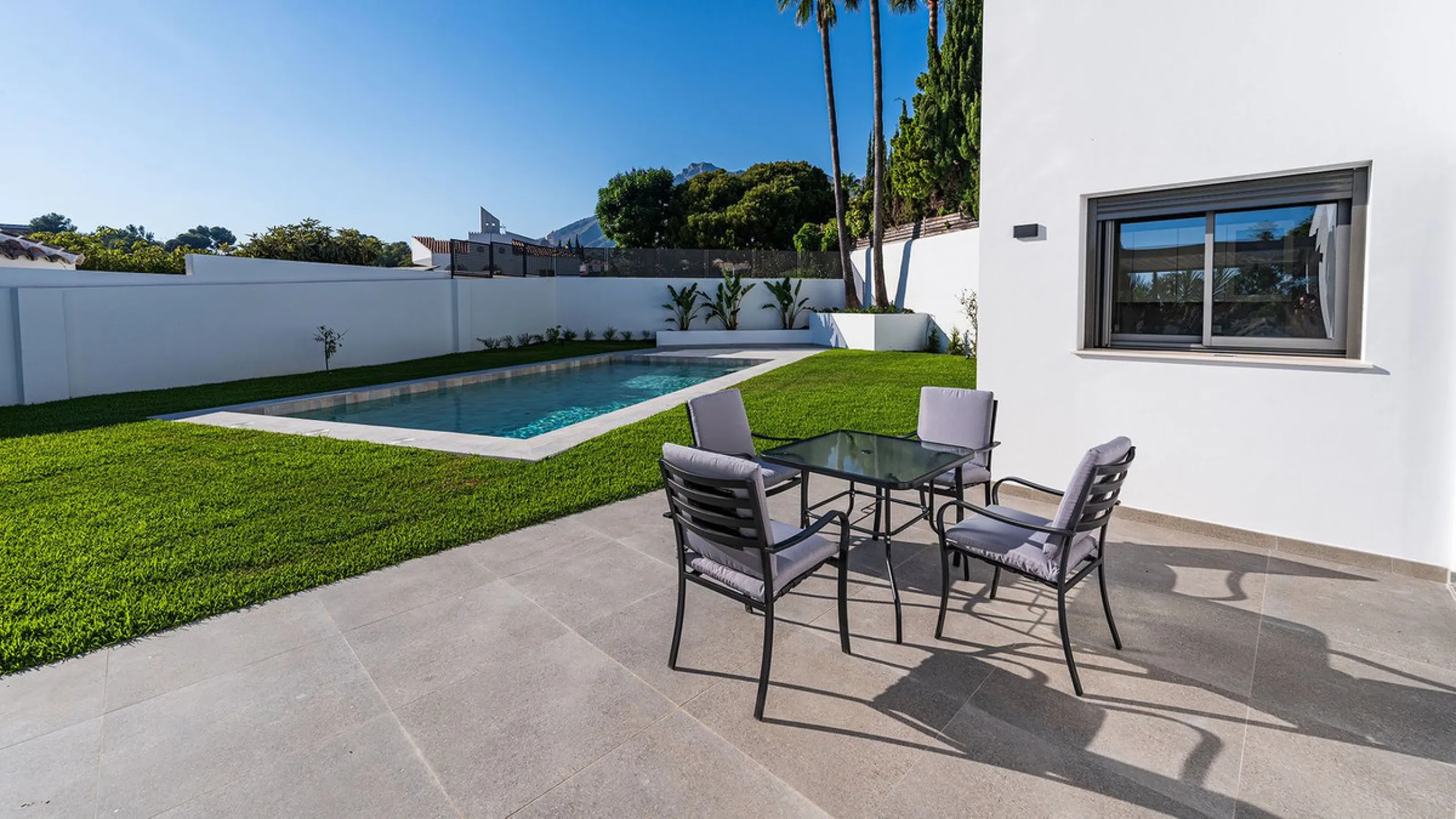 Modern, brand-new luxury villa in the heart of Marbella, located in the exclusive residential area of ​​La Merced.