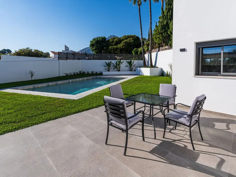 Modern, brand-new luxury villa in the heart of Marbella, located in the exclusive residential area of ​​La Merced.