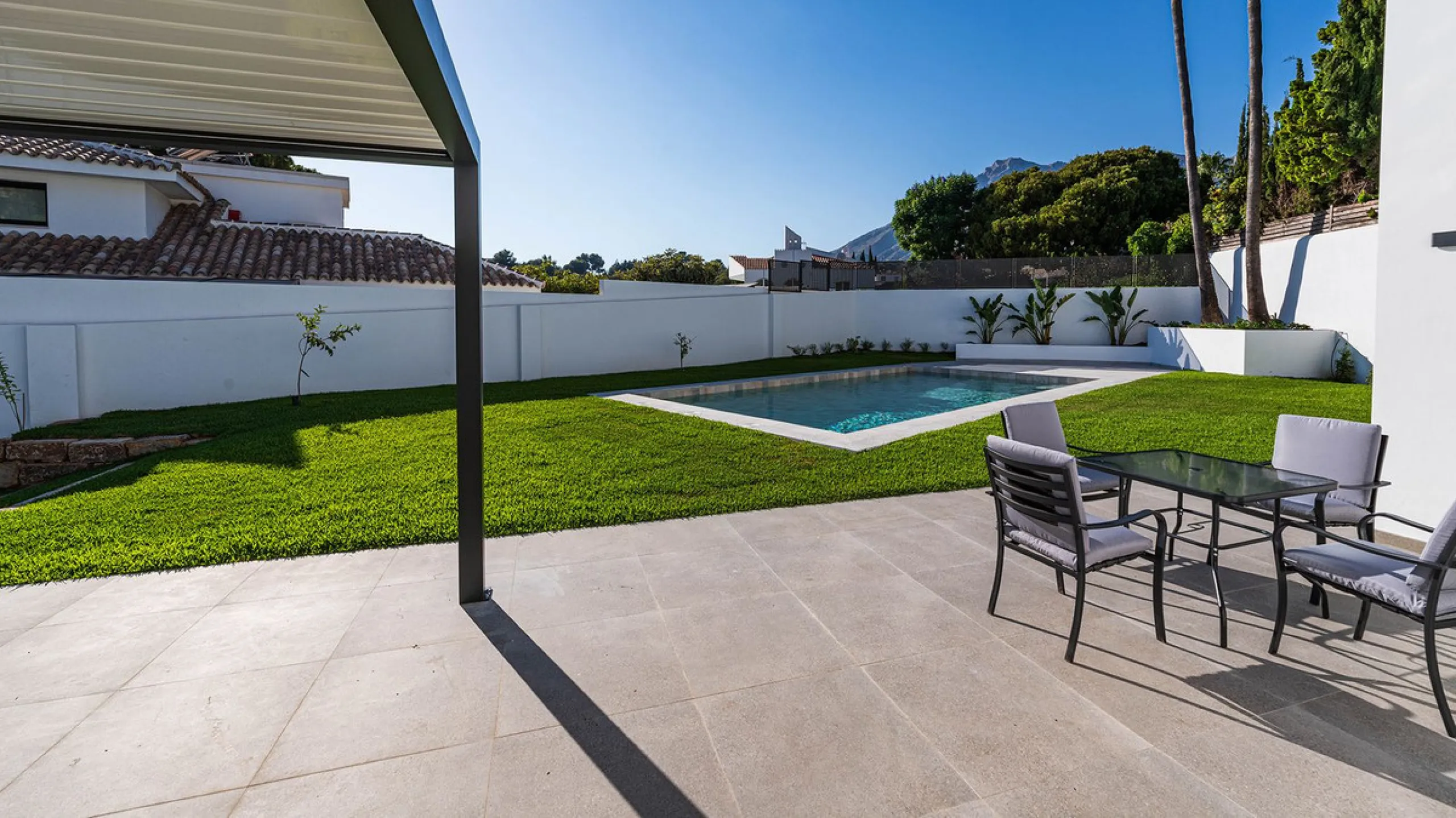 Modern, brand-new luxury villa in the heart of Marbella, located in the exclusive residential area of ​​La Merced.
