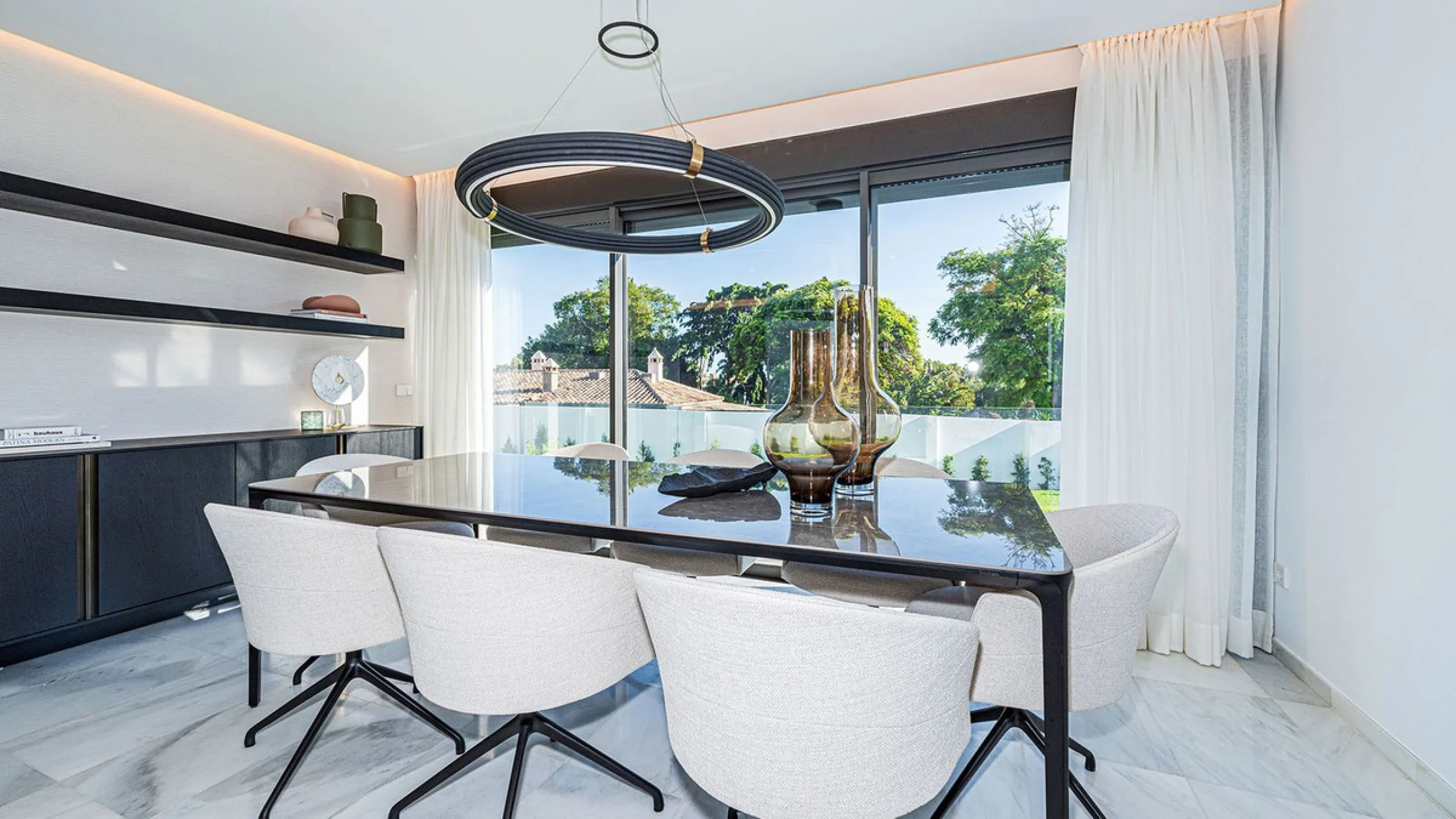 Modern, brand-new luxury villa in the heart of Marbella, located in the exclusive residential area of ​​La Merced.