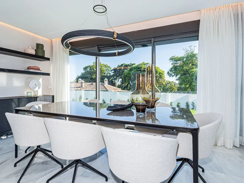 Modern, brand-new luxury villa in the heart of Marbella, located in the exclusive residential area of ​​La Merced.