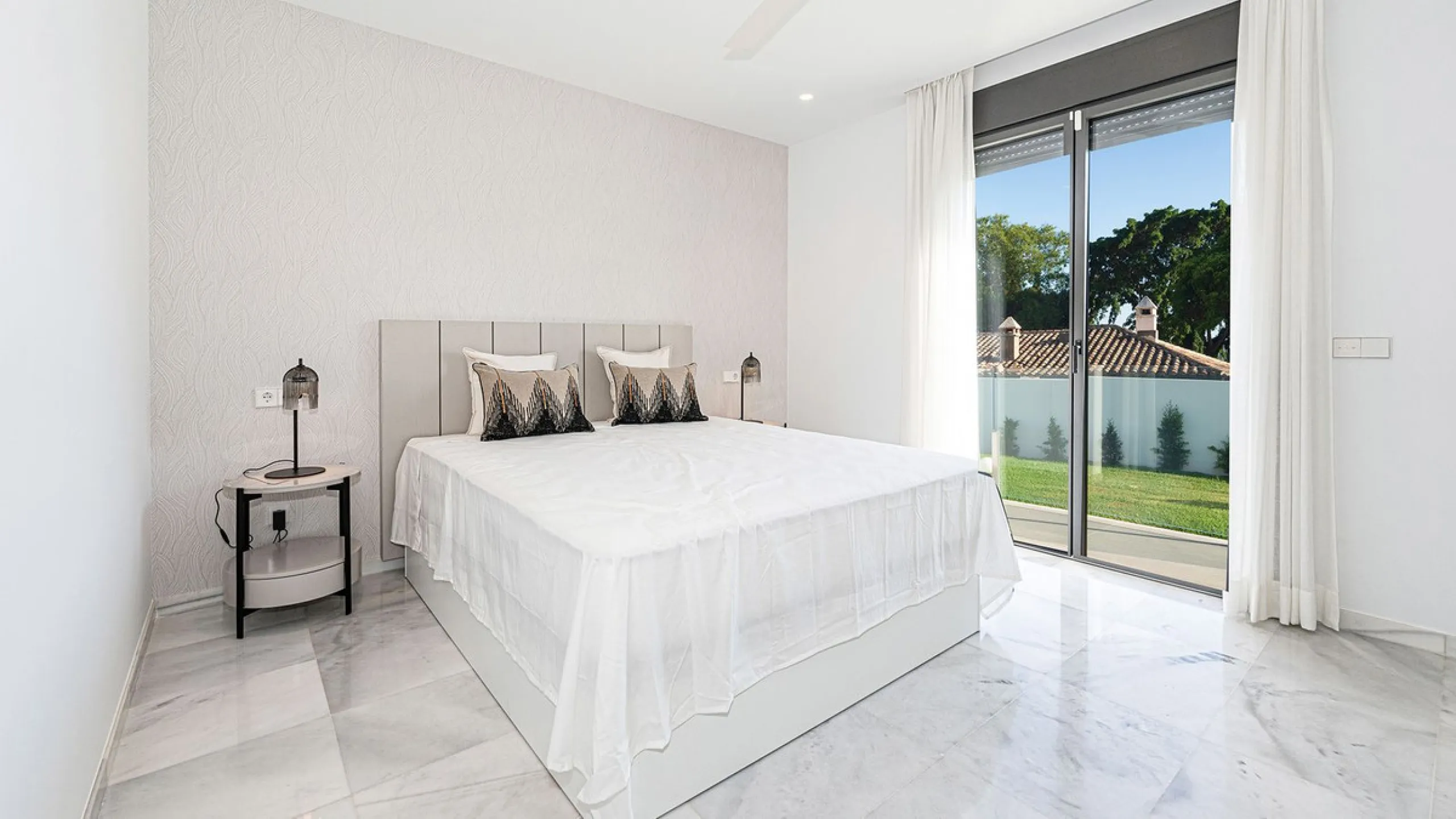 Modern, brand-new luxury villa in the heart of Marbella, located in the exclusive residential area of ​​La Merced.