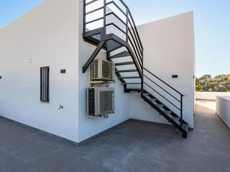 Modern, brand-new luxury villa in the heart of Marbella, located in the exclusive residential area of ​​La Merced.