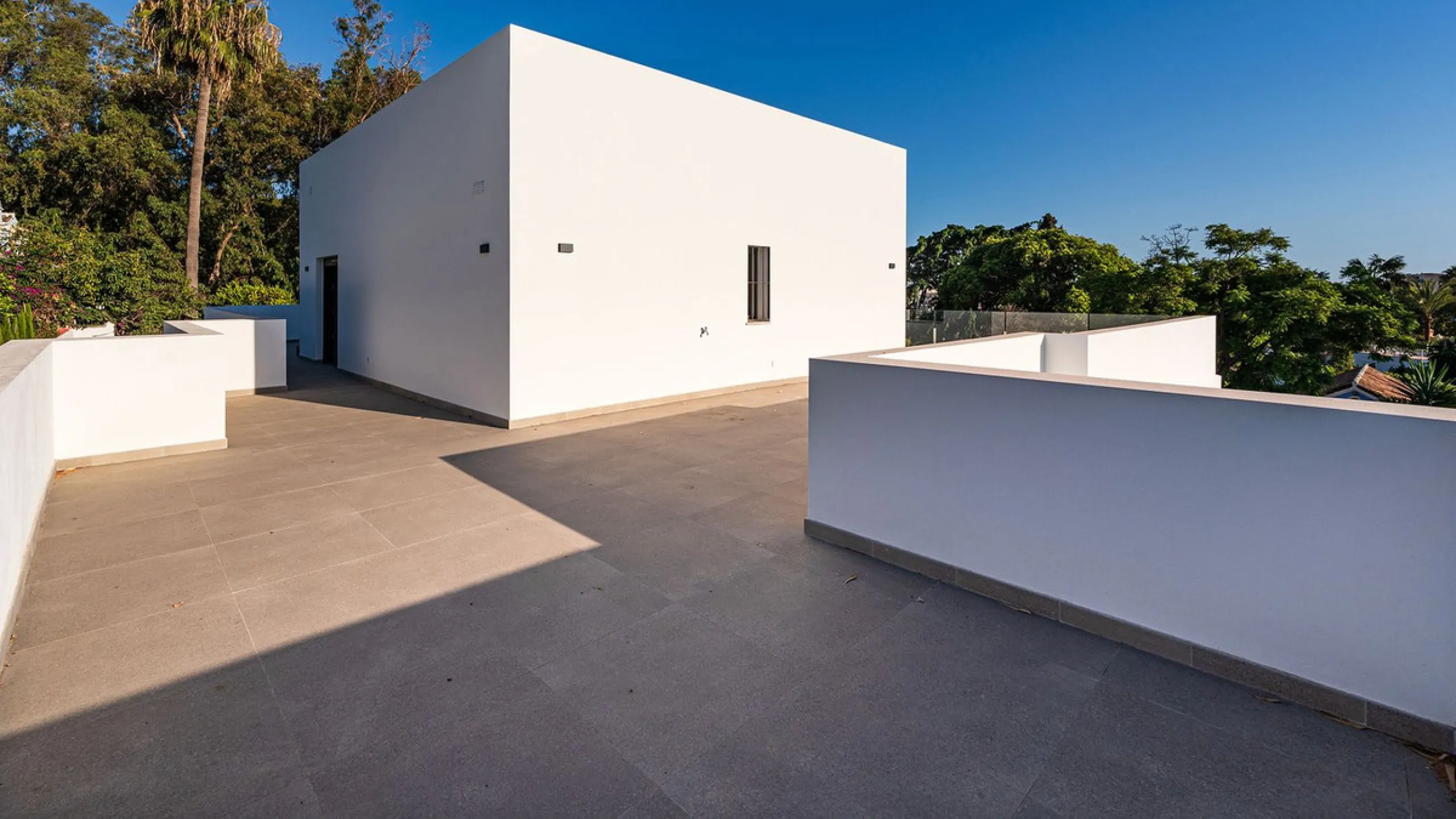 Modern, brand-new luxury villa in the heart of Marbella, located in the exclusive residential area of ​​La Merced.