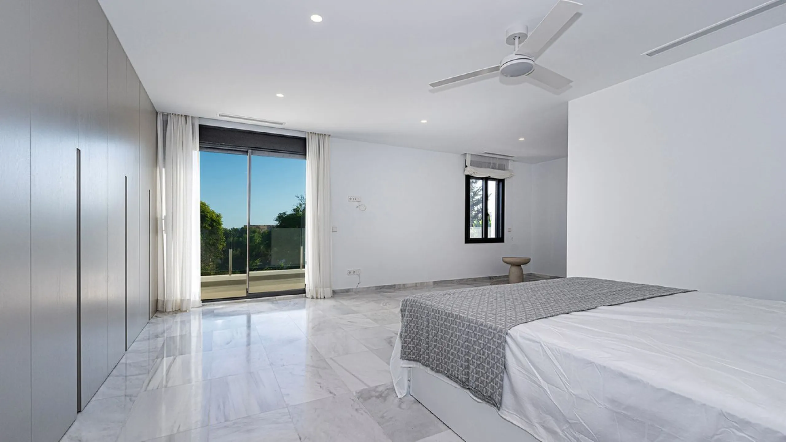 Modern, brand-new luxury villa in the heart of Marbella, located in the exclusive residential area of ​​La Merced.