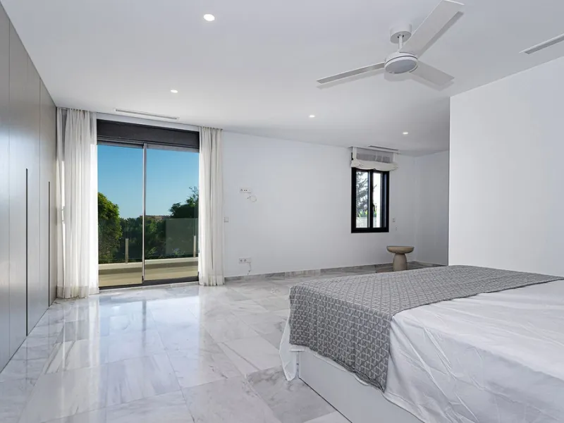 Modern, brand-new luxury villa in the heart of Marbella, located in the exclusive residential area of ​​La Merced.