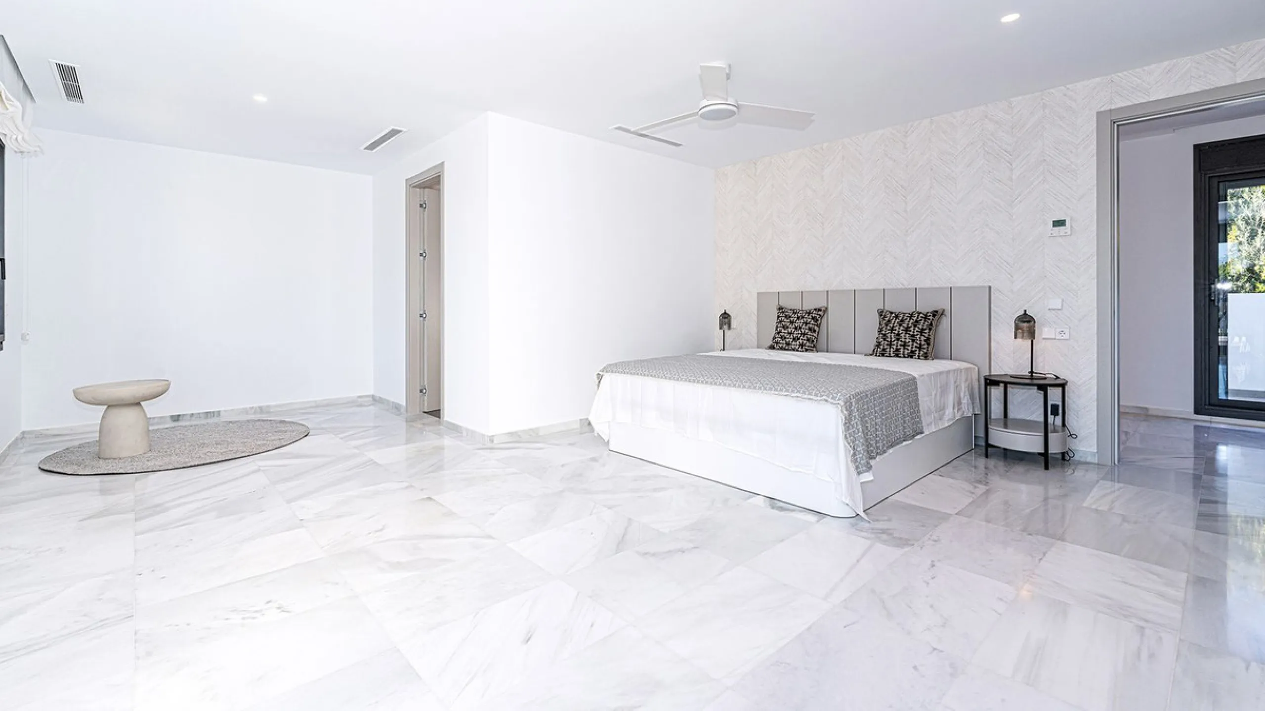 Modern, brand-new luxury villa in the heart of Marbella, located in the exclusive residential area of ​​La Merced.
