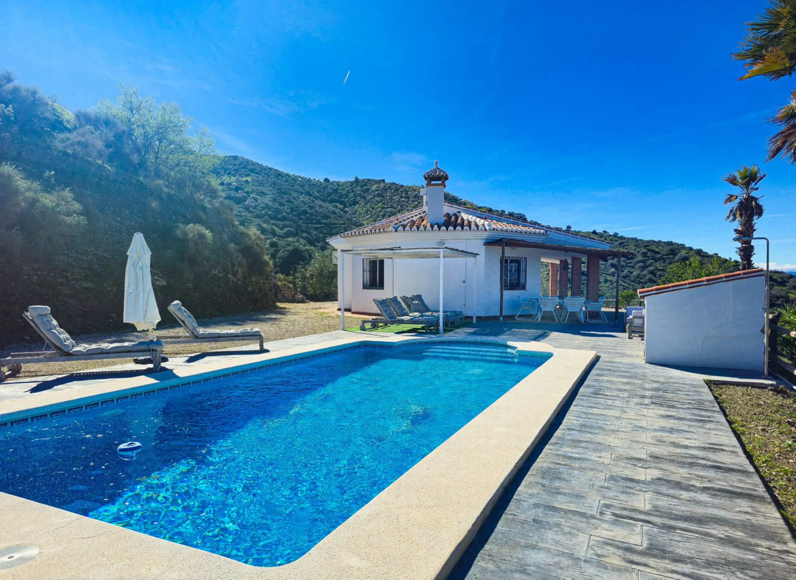 House - Detached Villa в продаже в Arenas, Málaga. В доме 3 спален и 2 ванных комнат. Площадь дома 94 м². Площадь участка 9305 м²