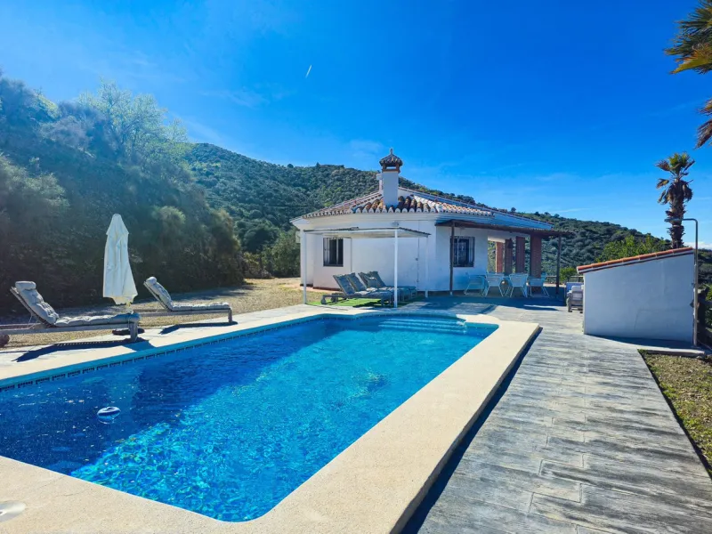 Beautiful Ibiza-style villa in Arenas combines comfort, style and privacy with breathtaking views of the Maroma mountains and part of Lake Viñuela. The property is fully legal, has a DAFO and a tourist rental licence, making it ideal as a second home or a