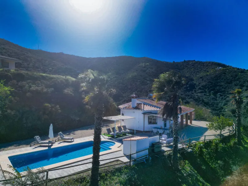 House - Detached Villa в продаже в Arenas, Málaga. В доме 3 спален и 2 ванных комнат. Площадь дома 94 м². Площадь участка 9305 м²