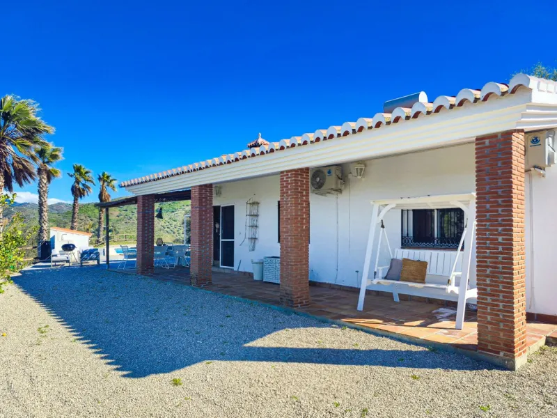 House - Detached Villa в продаже в Arenas, Málaga. В доме 3 спален и 2 ванных комнат. Площадь дома 94 м². Площадь участка 9305 м²
