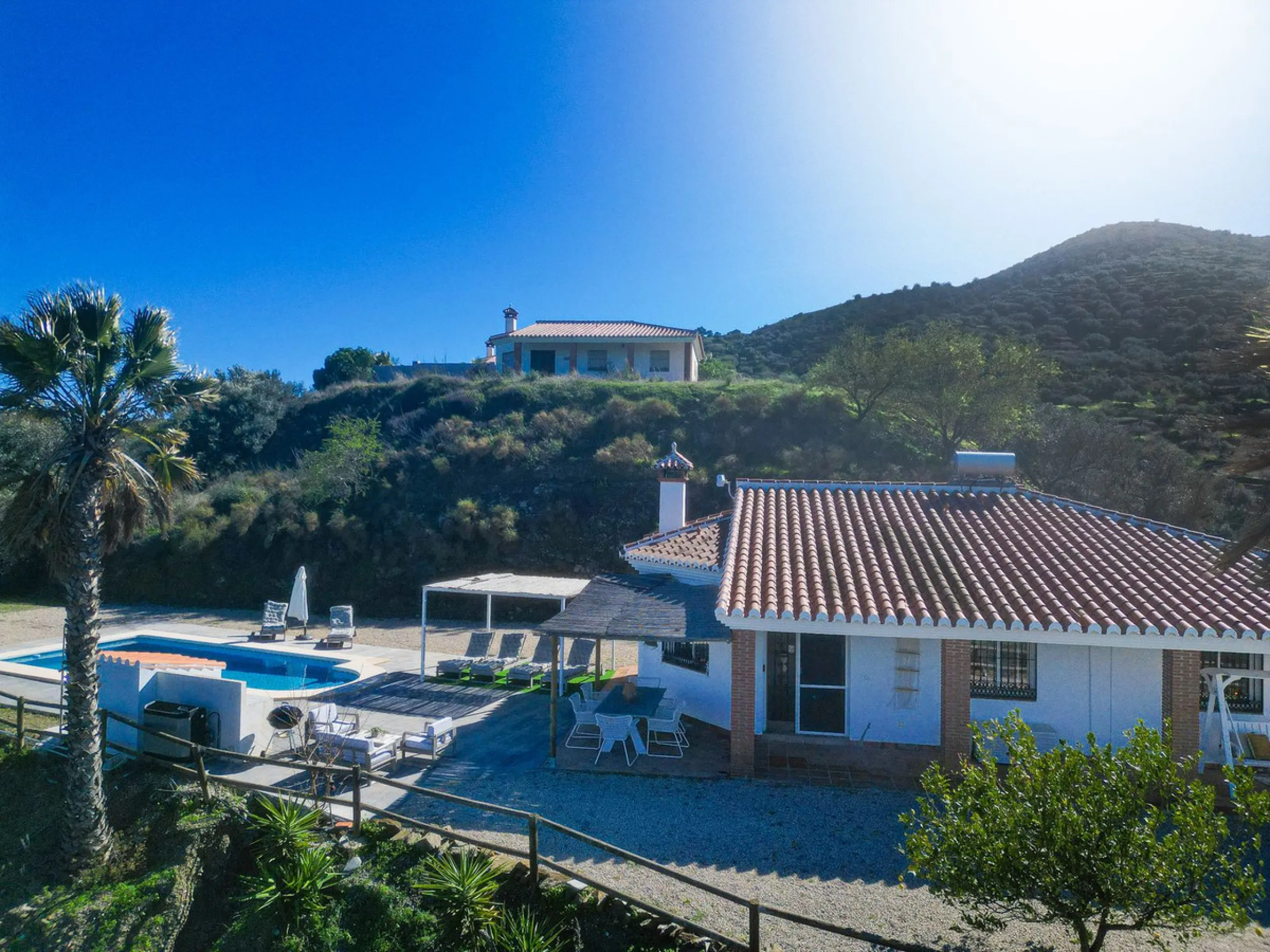 House - Detached Villa в продаже в Arenas, Málaga. В доме 3 спален и 2 ванных комнат. Площадь дома 94 м². Площадь участка 9305 м²