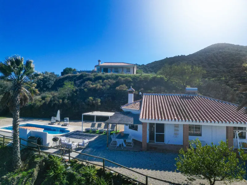 House - Detached Villa в продаже в Arenas, Málaga. В доме 3 спален и 2 ванных комнат. Площадь дома 94 м². Площадь участка 9305 м²