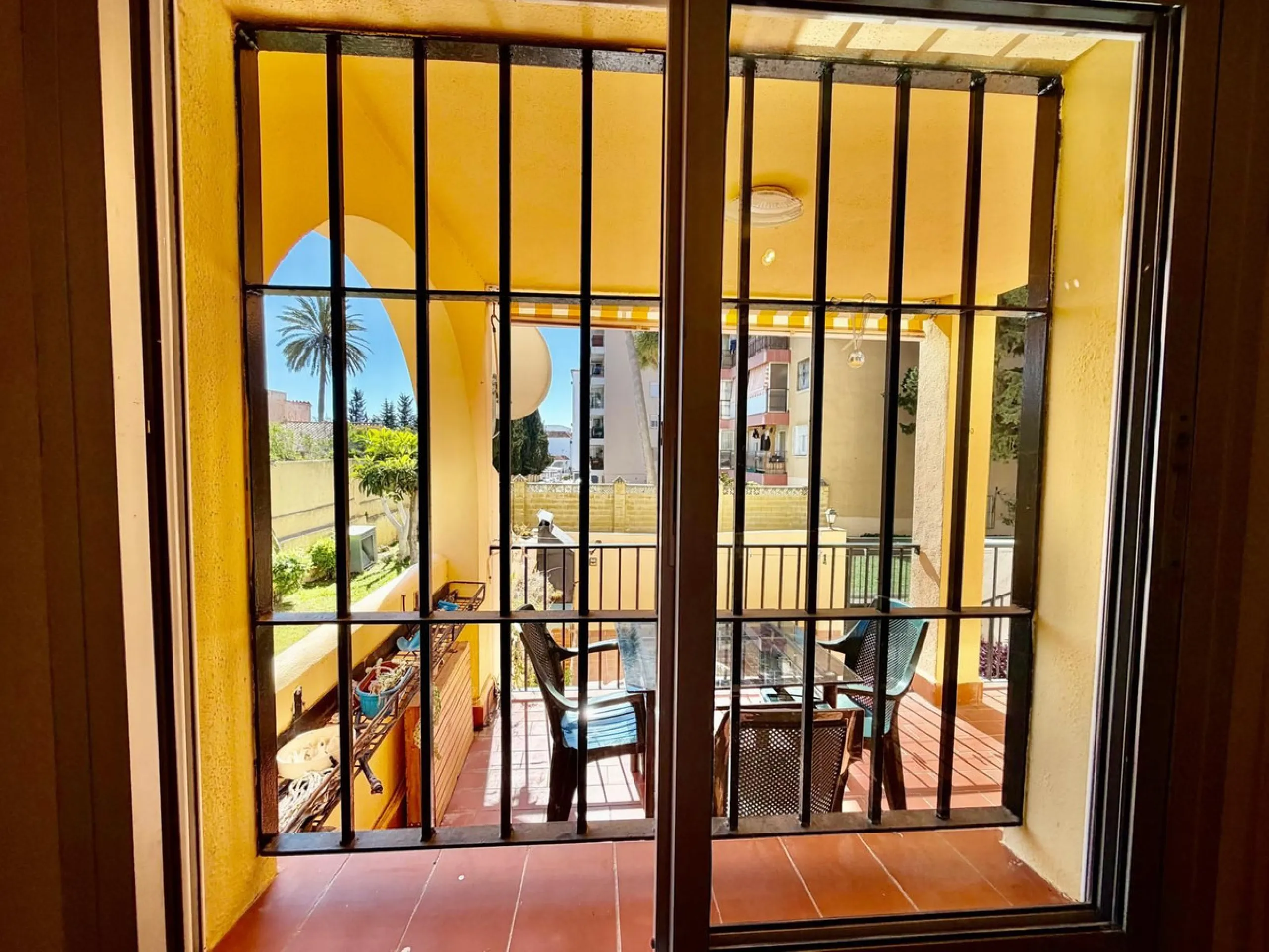 Helle Zwei-Zimmer-Wohnung mit Terrasse, Garage und ausgezeichneter Lage nahe am Meer