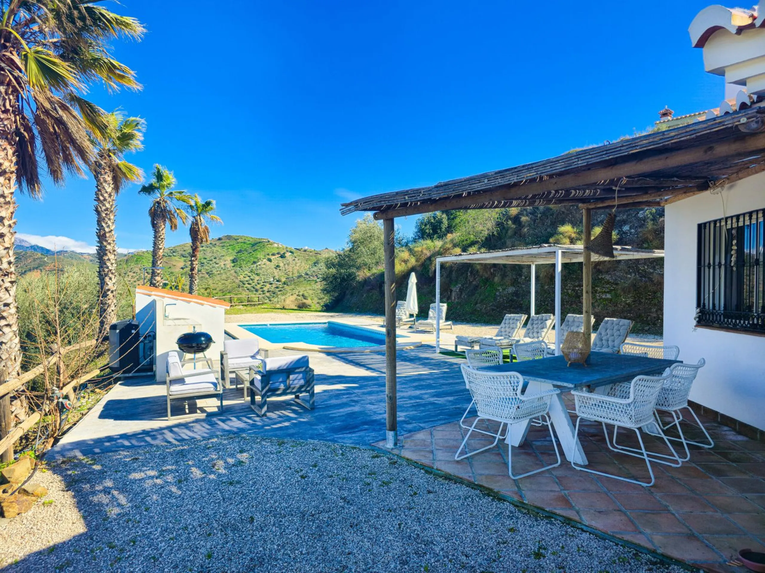 House - Detached Villa в продаже в Arenas, Málaga. В доме 3 спален и 2 ванных комнат. Площадь дома 94 м². Площадь участка 9305 м²
