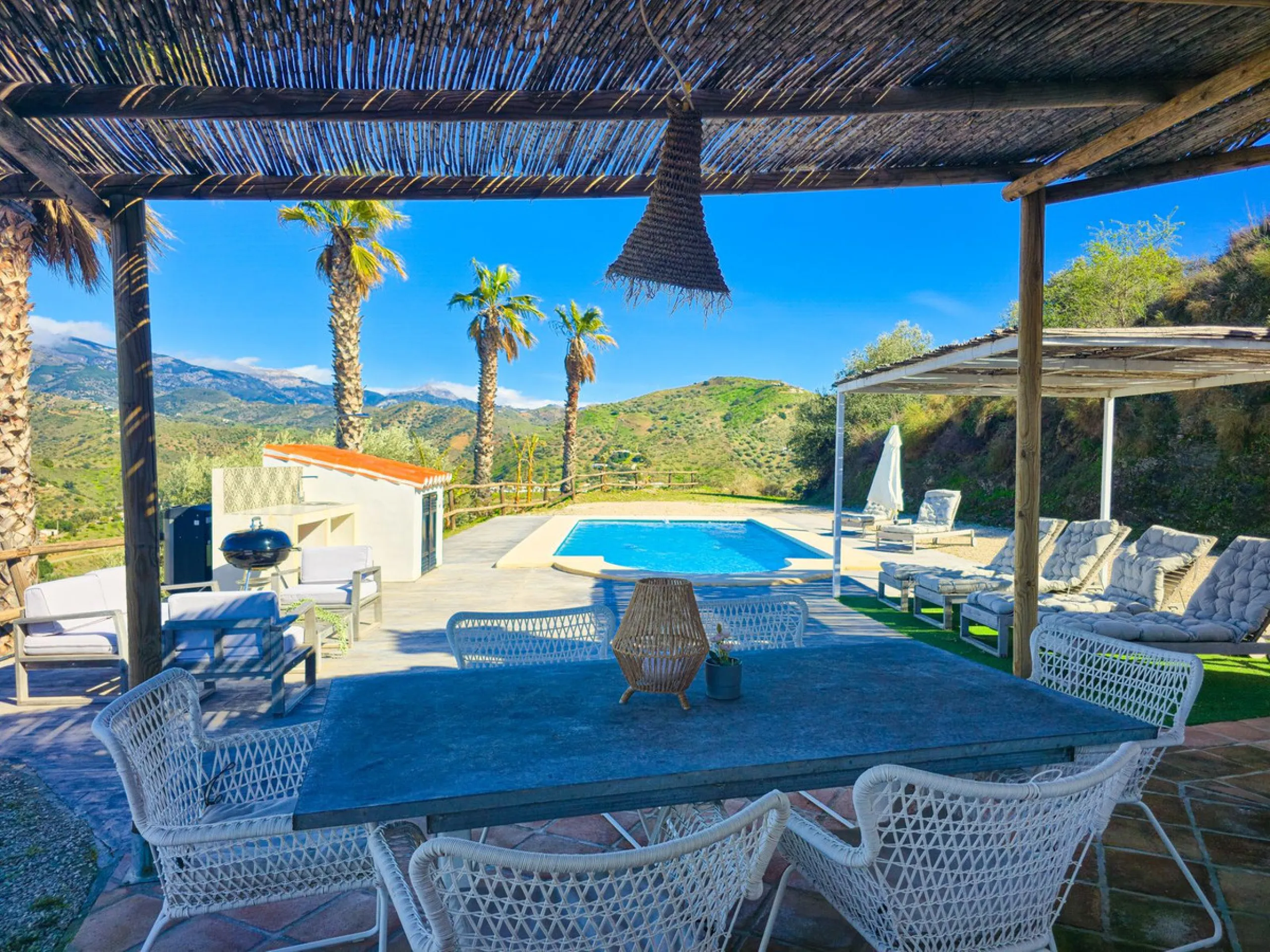 House - Detached Villa в продаже в Arenas, Málaga. В доме 3 спален и 2 ванных комнат. Площадь дома 94 м². Площадь участка 9305 м²