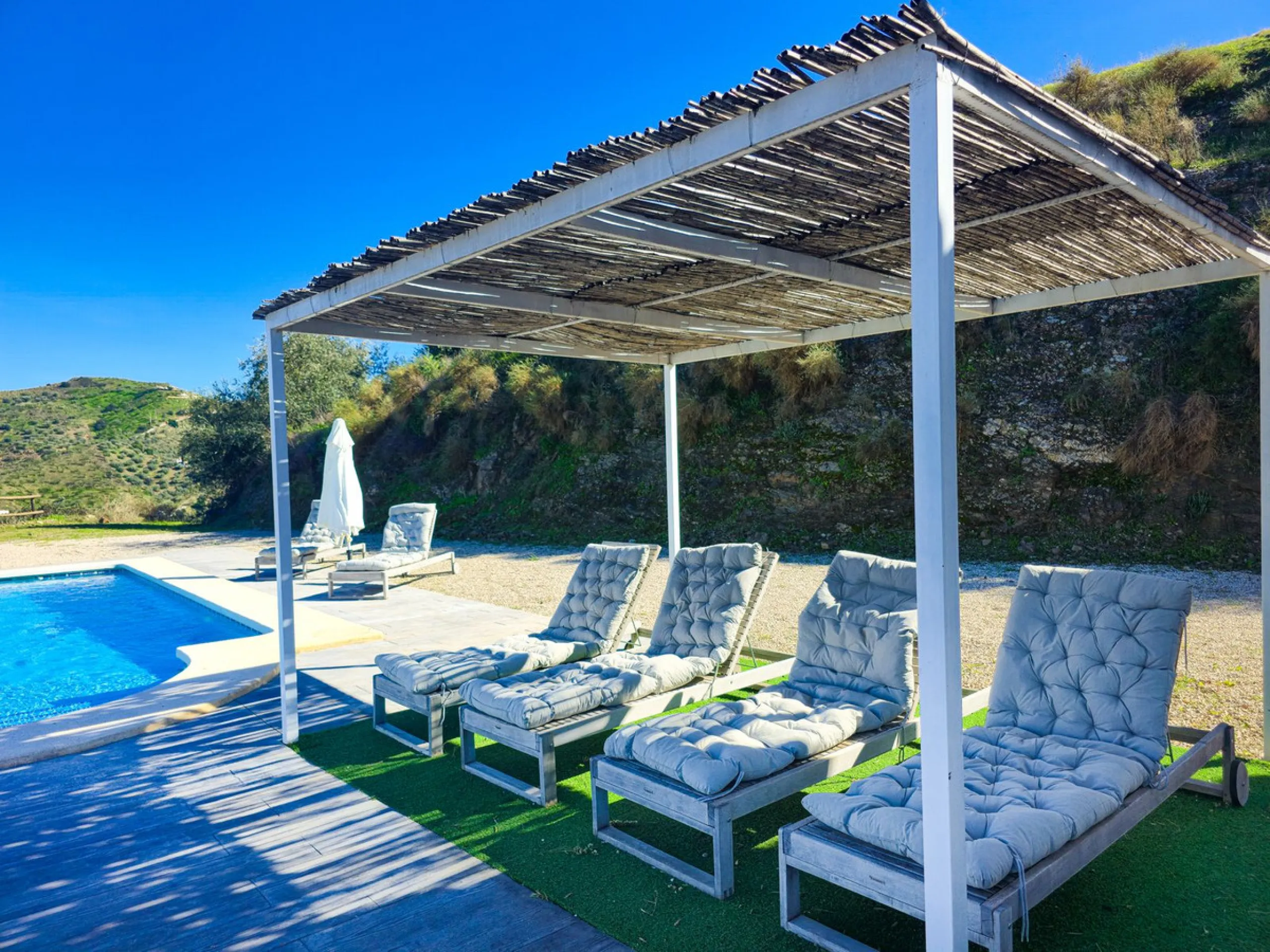 House - Detached Villa в продаже в Arenas, Málaga. В доме 3 спален и 2 ванных комнат. Площадь дома 94 м². Площадь участка 9305 м²