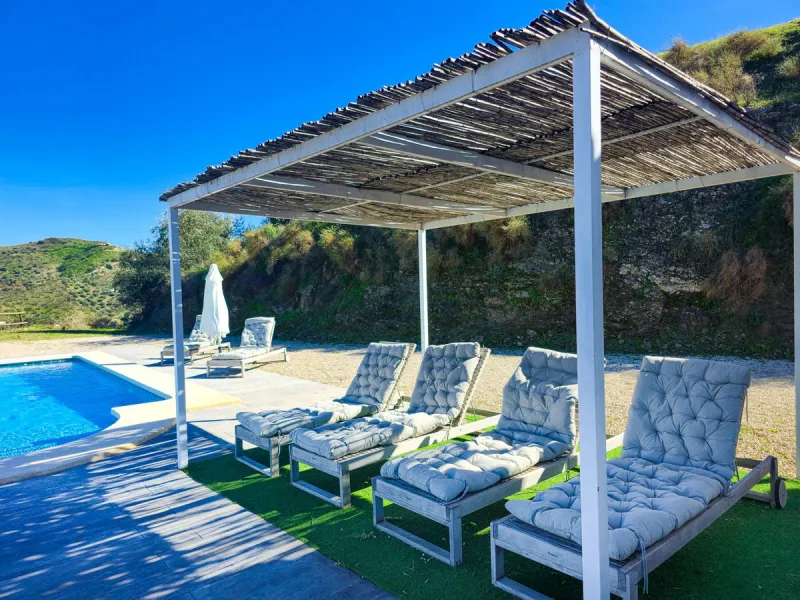 House - Detached Villa в продаже в Arenas, Málaga. В доме 3 спален и 2 ванных комнат. Площадь дома 94 м². Площадь участка 9305 м²