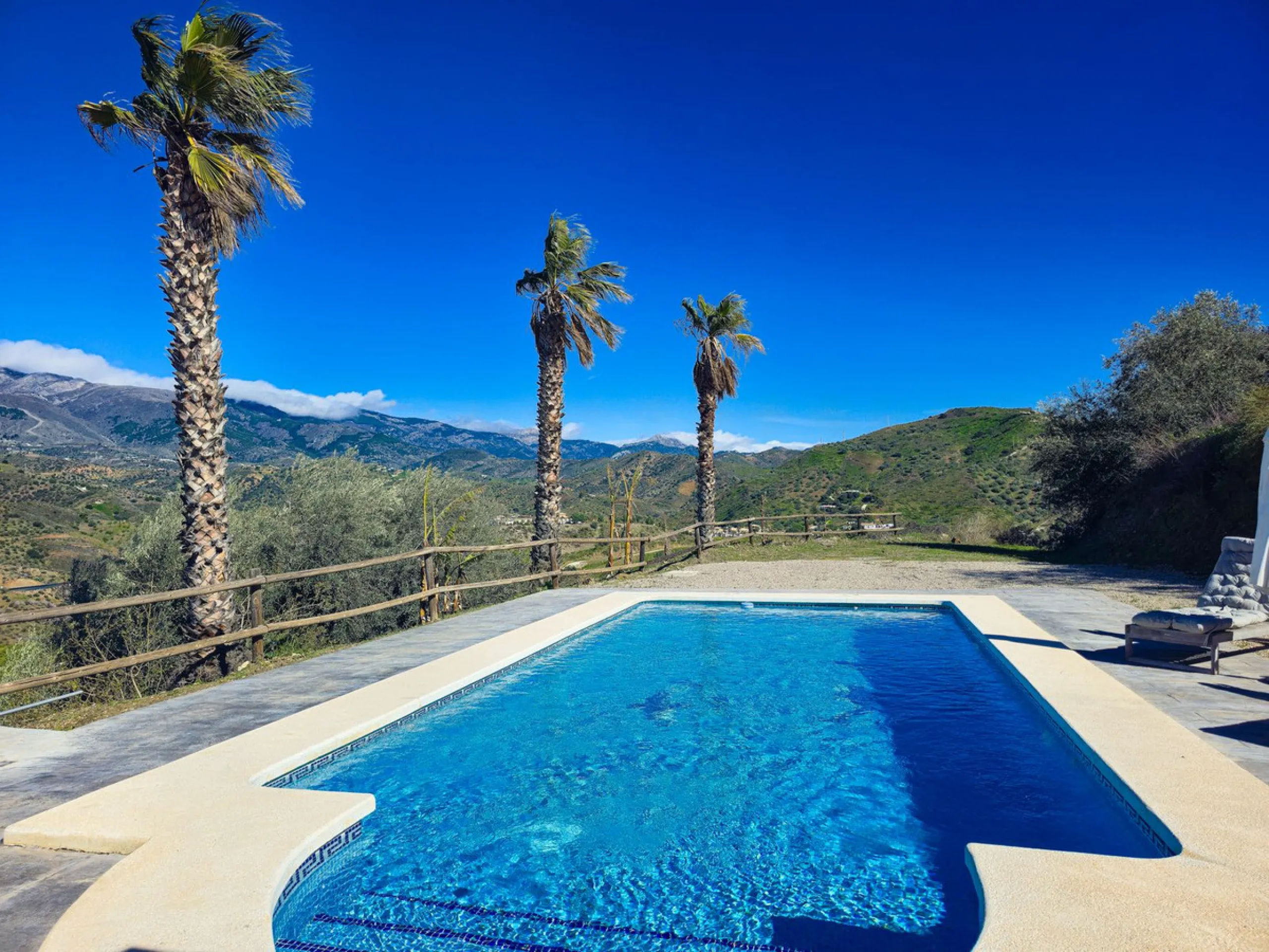 House - Detached Villa в продаже в Arenas, Málaga. В доме 3 спален и 2 ванных комнат. Площадь дома 94 м². Площадь участка 9305 м²