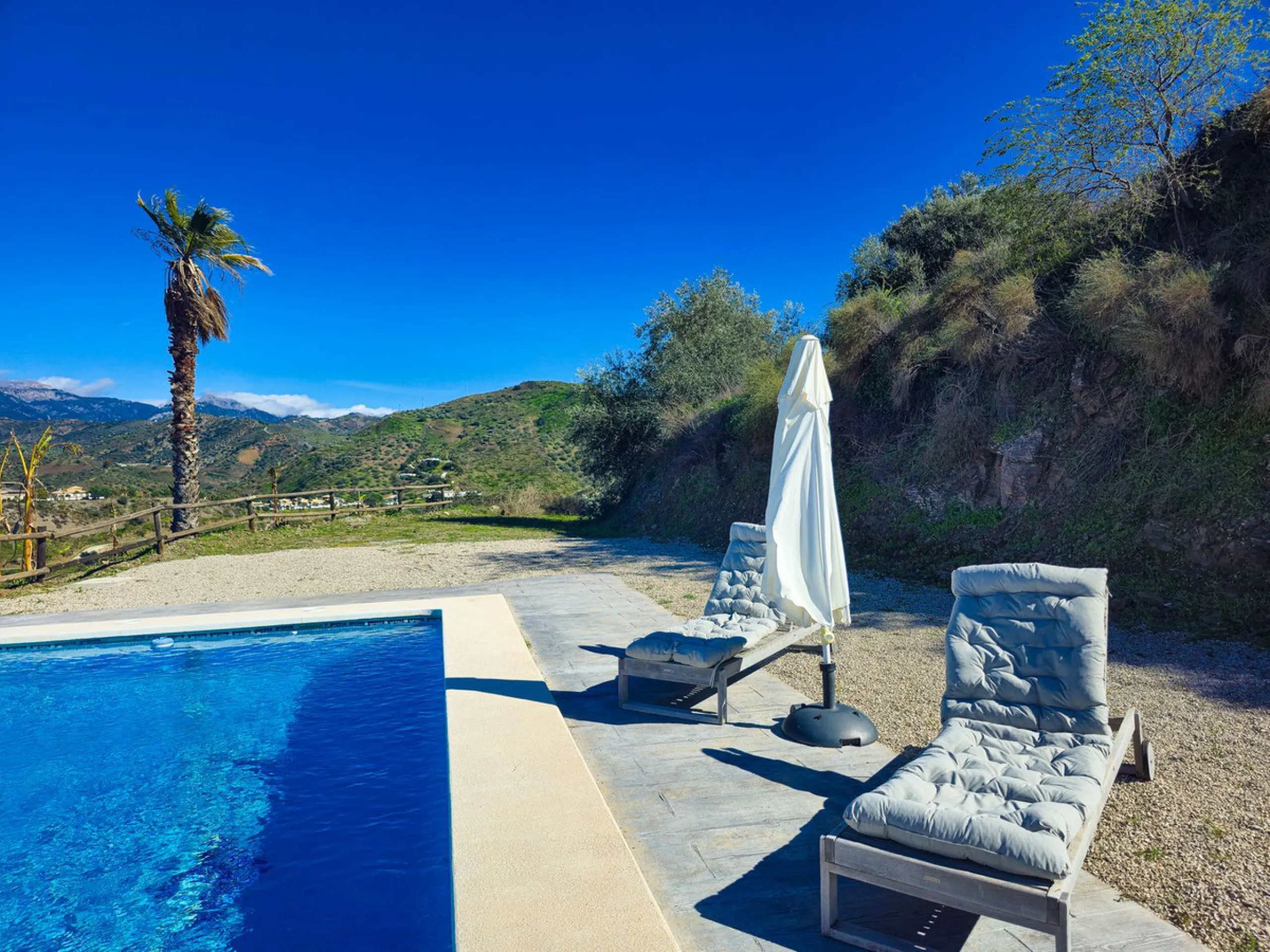 House - Detached Villa в продаже в Arenas, Málaga. В доме 3 спален и 2 ванных комнат. Площадь дома 94 м². Площадь участка 9305 м²