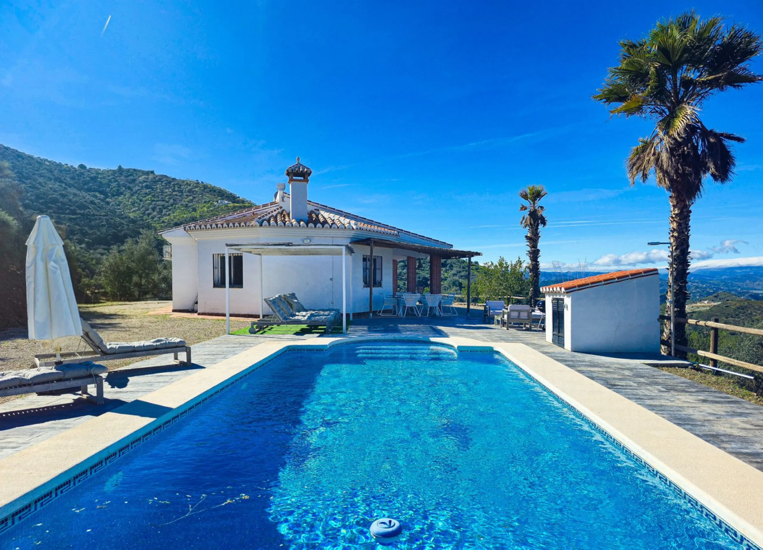 House - Detached Villa в продаже в Arenas, Málaga. В доме 3 спален и 2 ванных комнат. Площадь дома 94 м². Площадь участка 9305 м²