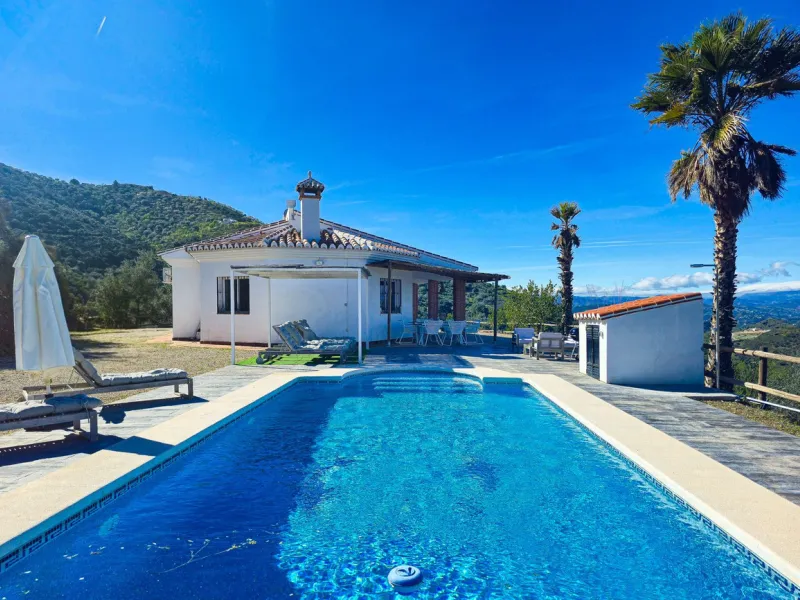 House - Detached Villa в продаже в Arenas, Málaga. В доме 3 спален и 2 ванных комнат. Площадь дома 94 м². Площадь участка 9305 м²