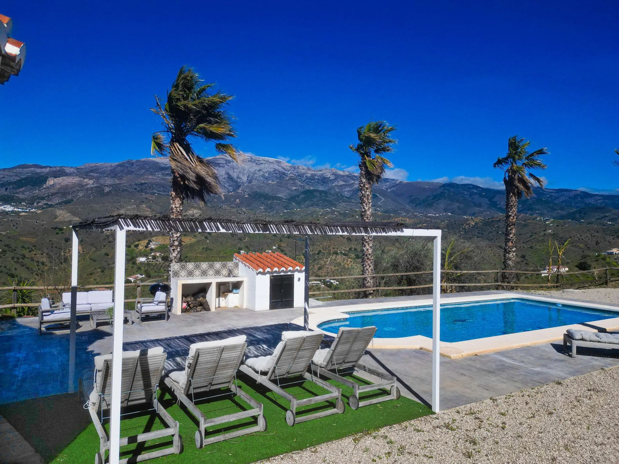 House - Detached Villa в продаже в Arenas, Málaga. В доме 3 спален и 2 ванных комнат. Площадь дома 94 м². Площадь участка 9305 м²