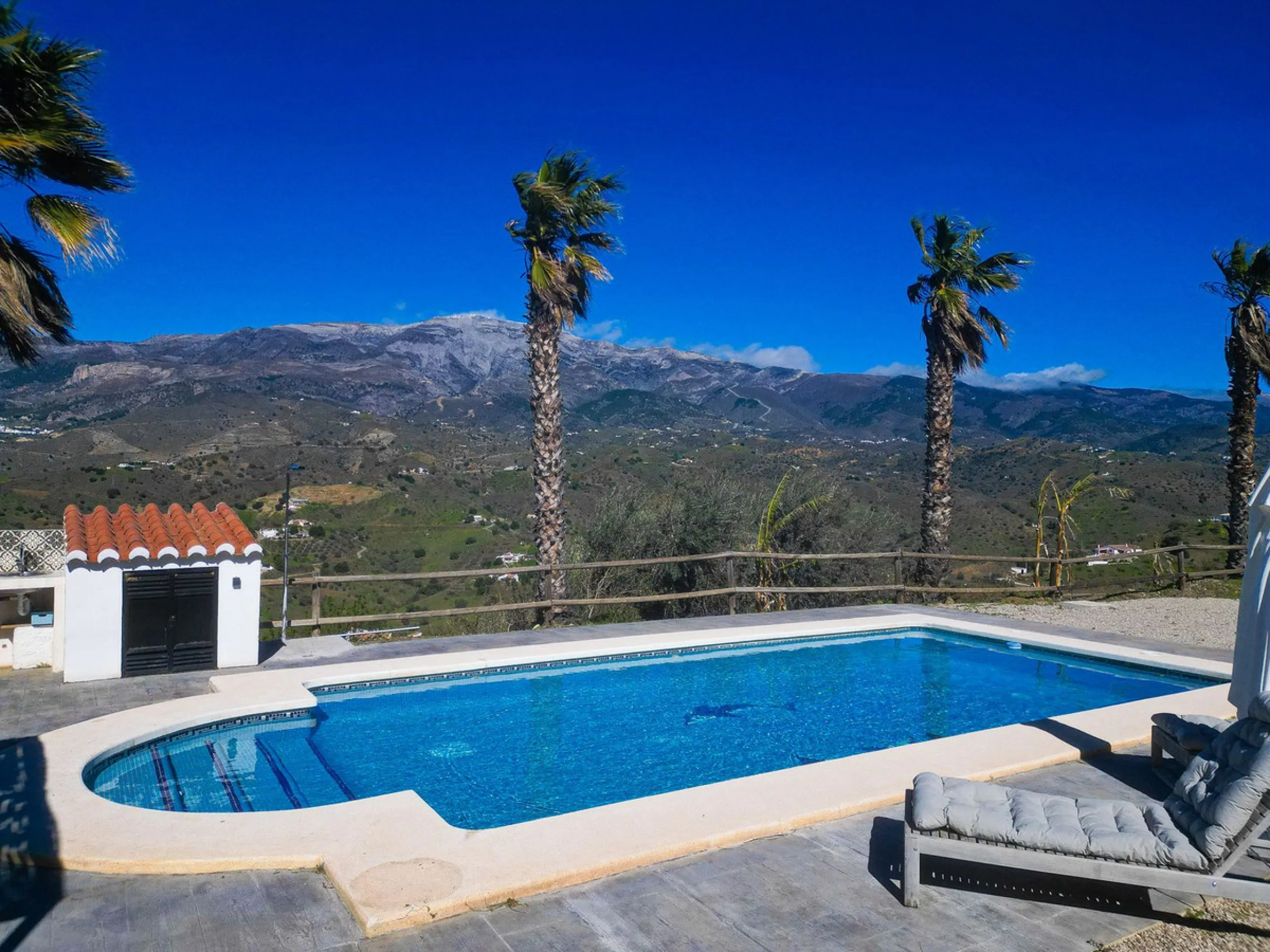 House - Detached Villa в продаже в Arenas, Málaga. В доме 3 спален и 2 ванных комнат. Площадь дома 94 м². Площадь участка 9305 м²