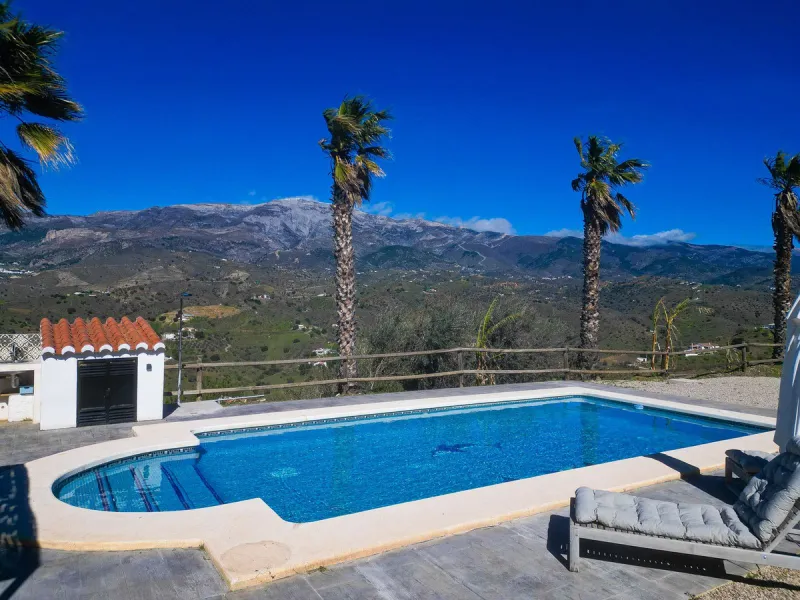 House - Detached Villa в продаже в Arenas, Málaga. В доме 3 спален и 2 ванных комнат. Площадь дома 94 м². Площадь участка 9305 м²