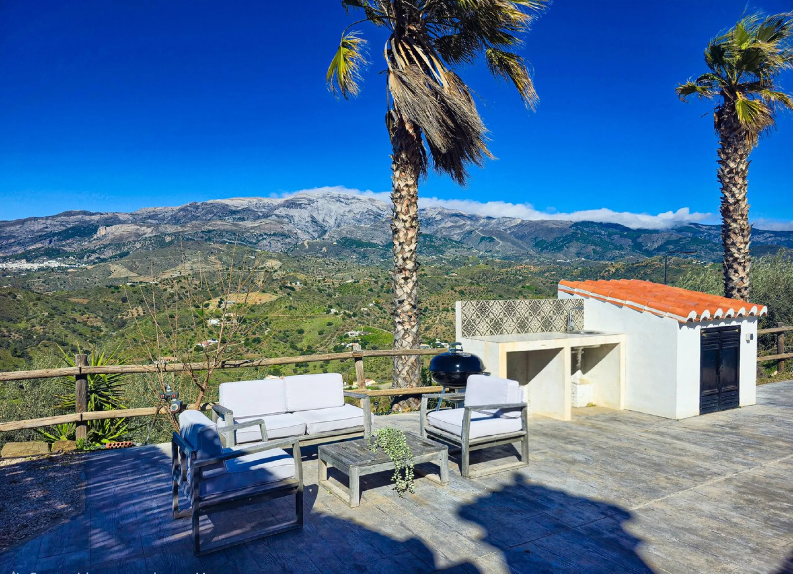 House - Detached Villa в продаже в Arenas, Málaga. В доме 3 спален и 2 ванных комнат. Площадь дома 94 м². Площадь участка 9305 м²
