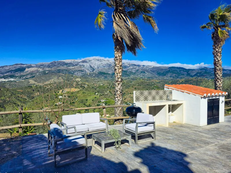 House - Detached Villa в продаже в Arenas, Málaga. В доме 3 спален и 2 ванных комнат. Площадь дома 94 м². Площадь участка 9305 м²