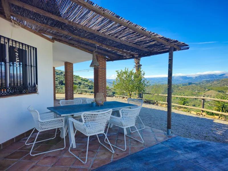 House - Detached Villa в продаже в Arenas, Málaga. В доме 3 спален и 2 ванных комнат. Площадь дома 94 м². Площадь участка 9305 м²