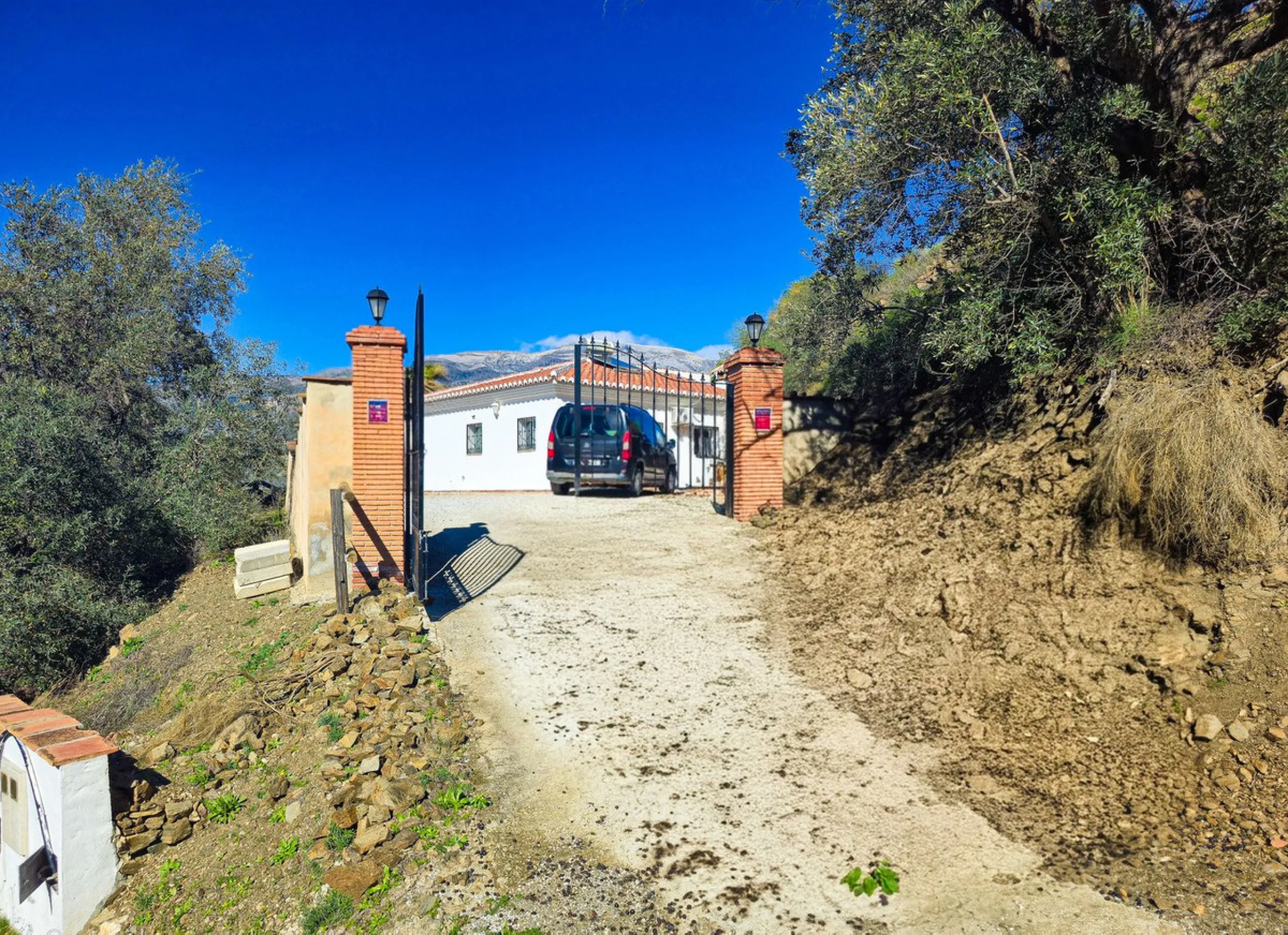 House - Detached Villa в продаже в Arenas, Málaga. В доме 3 спален и 2 ванных комнат. Площадь дома 94 м². Площадь участка 9305 м²