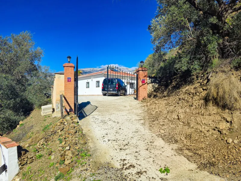 House - Detached Villa в продаже в Arenas, Málaga. В доме 3 спален и 2 ванных комнат. Площадь дома 94 м². Площадь участка 9305 м²