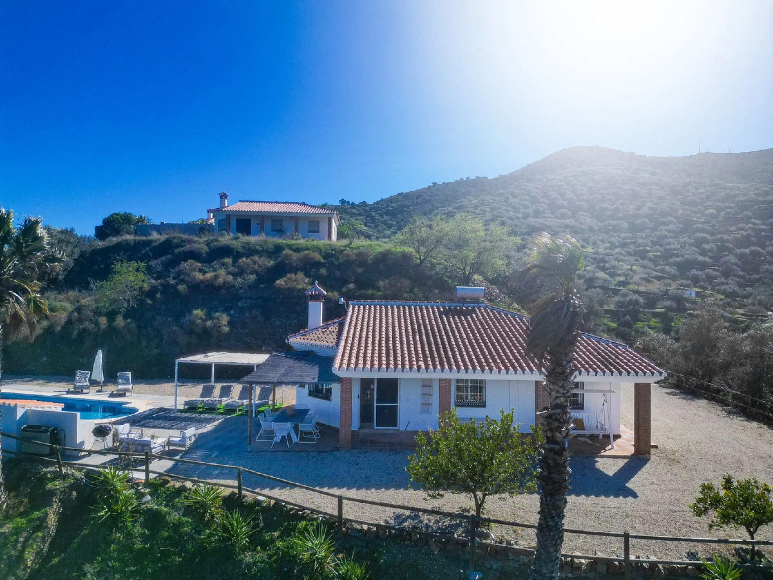 House - Detached Villa в продаже в Arenas, Málaga. В доме 3 спален и 2 ванных комнат. Площадь дома 94 м². Площадь участка 9305 м²