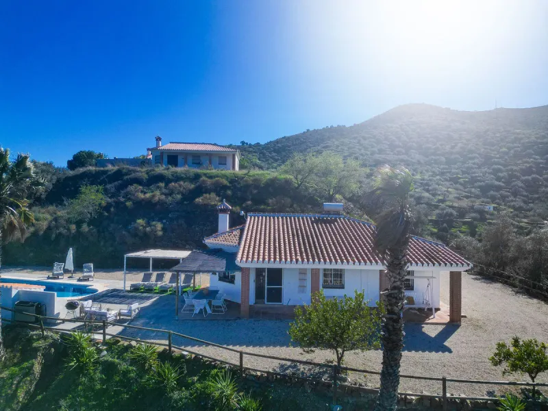 House - Detached Villa в продаже в Arenas, Málaga. В доме 3 спален и 2 ванных комнат. Площадь дома 94 м². Площадь участка 9305 м²