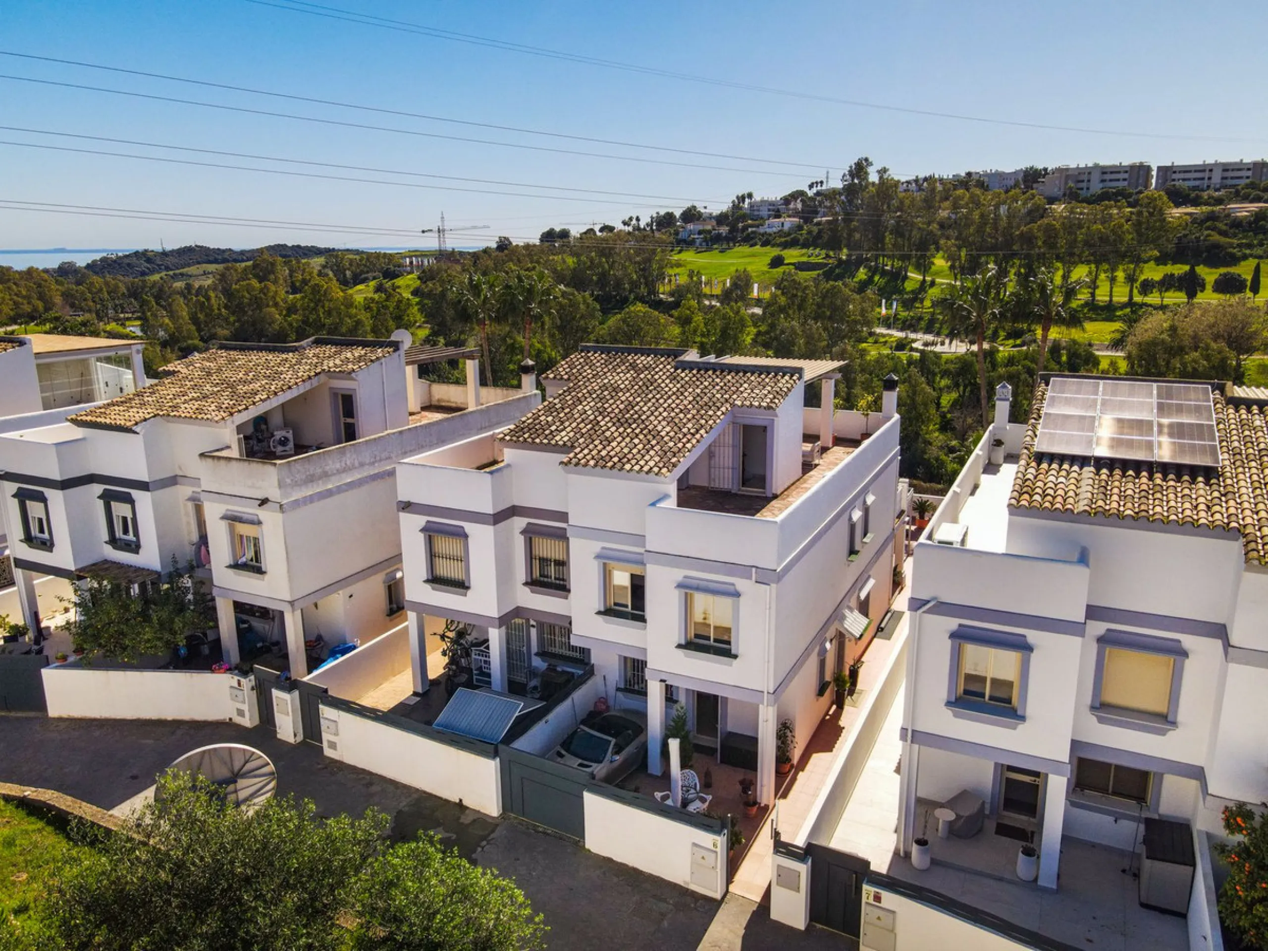 This beautiful and spacious corner townhouse in Estepona located in the heart of the Estepona Golf course offers panoramic views of the Mediterranean Sea and the mountains of the Sierra de Bermeja. The project near Estepona golf is just 5 minutes drive fr